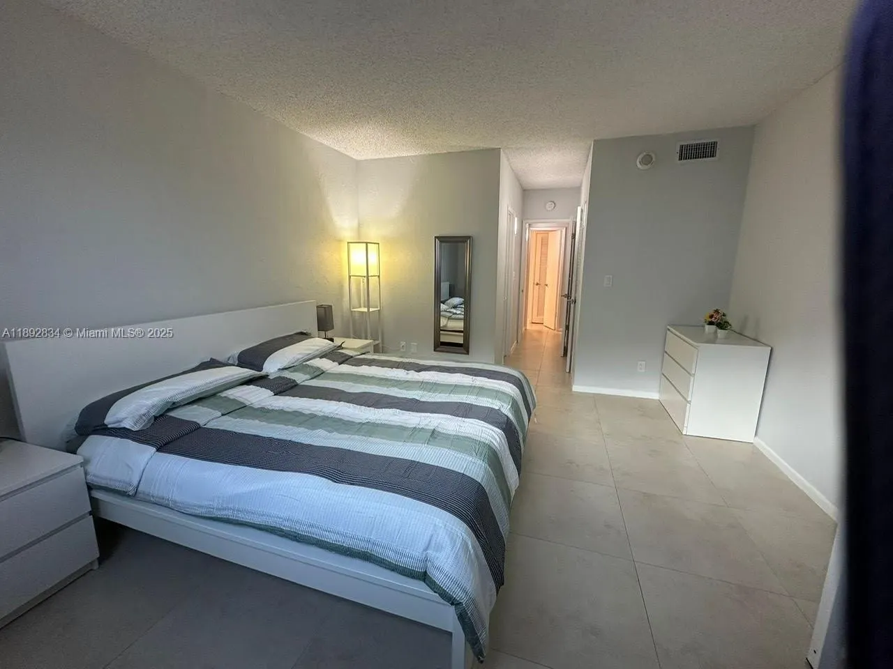19380 Collins Ave, #511