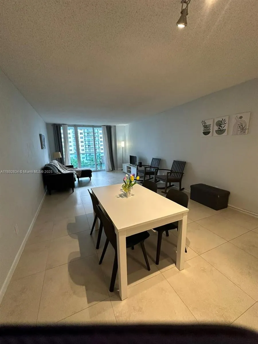 19380 Collins Ave, #511
