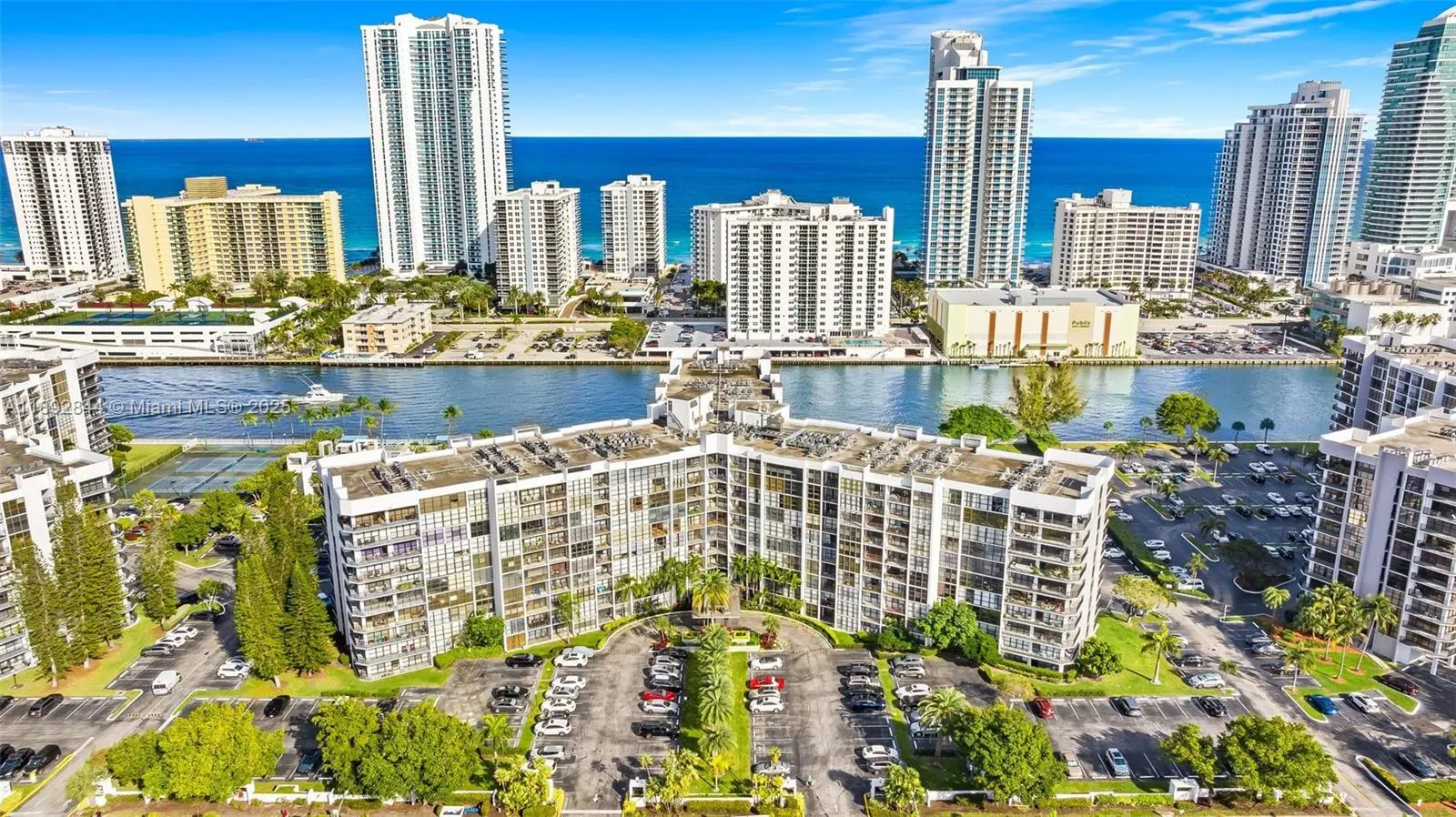 800 Parkview Dr, #221