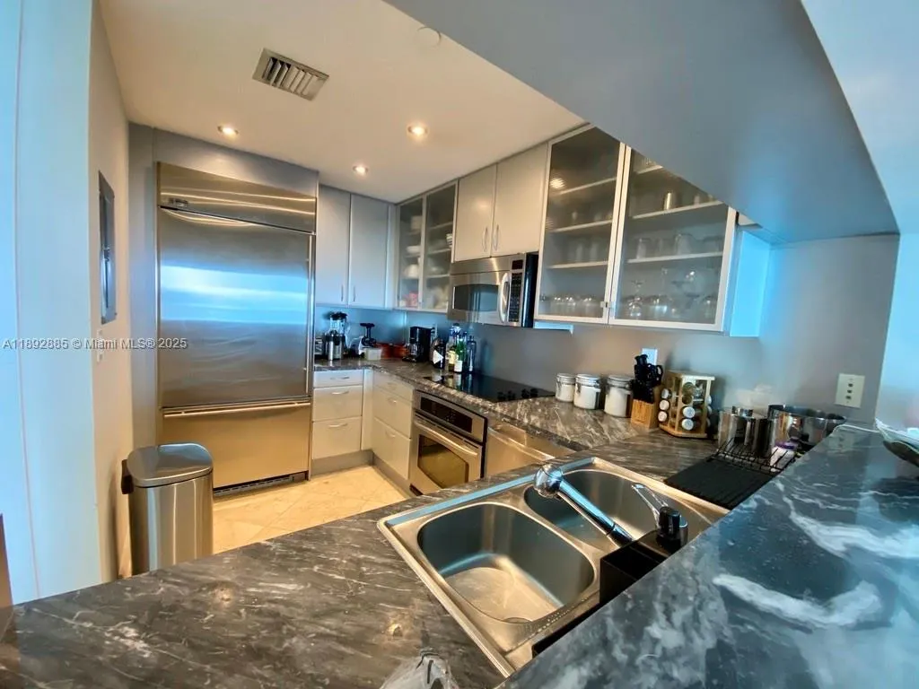 540 West Ave, #2011