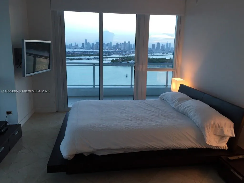 540 West Ave, #2011