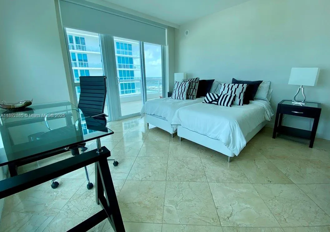 540 West Ave, #2011