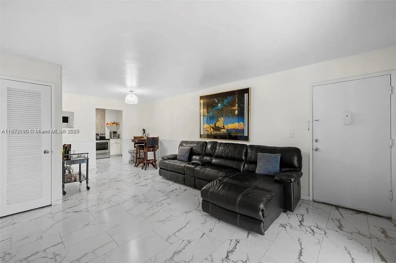 4043 NW 16th St, #201