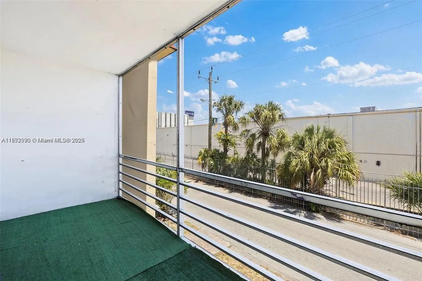 4043 NW 16th St, #201