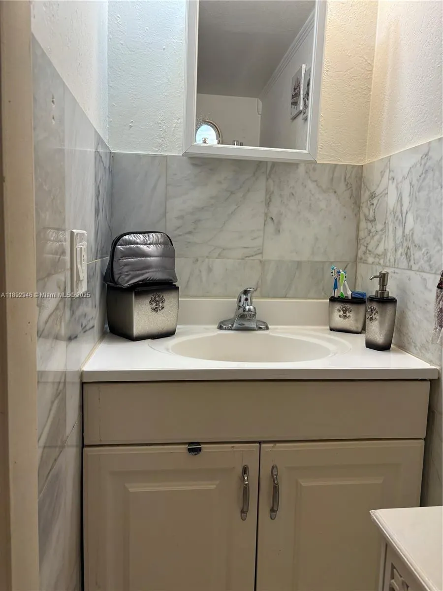 1350 W 53rd St, #24