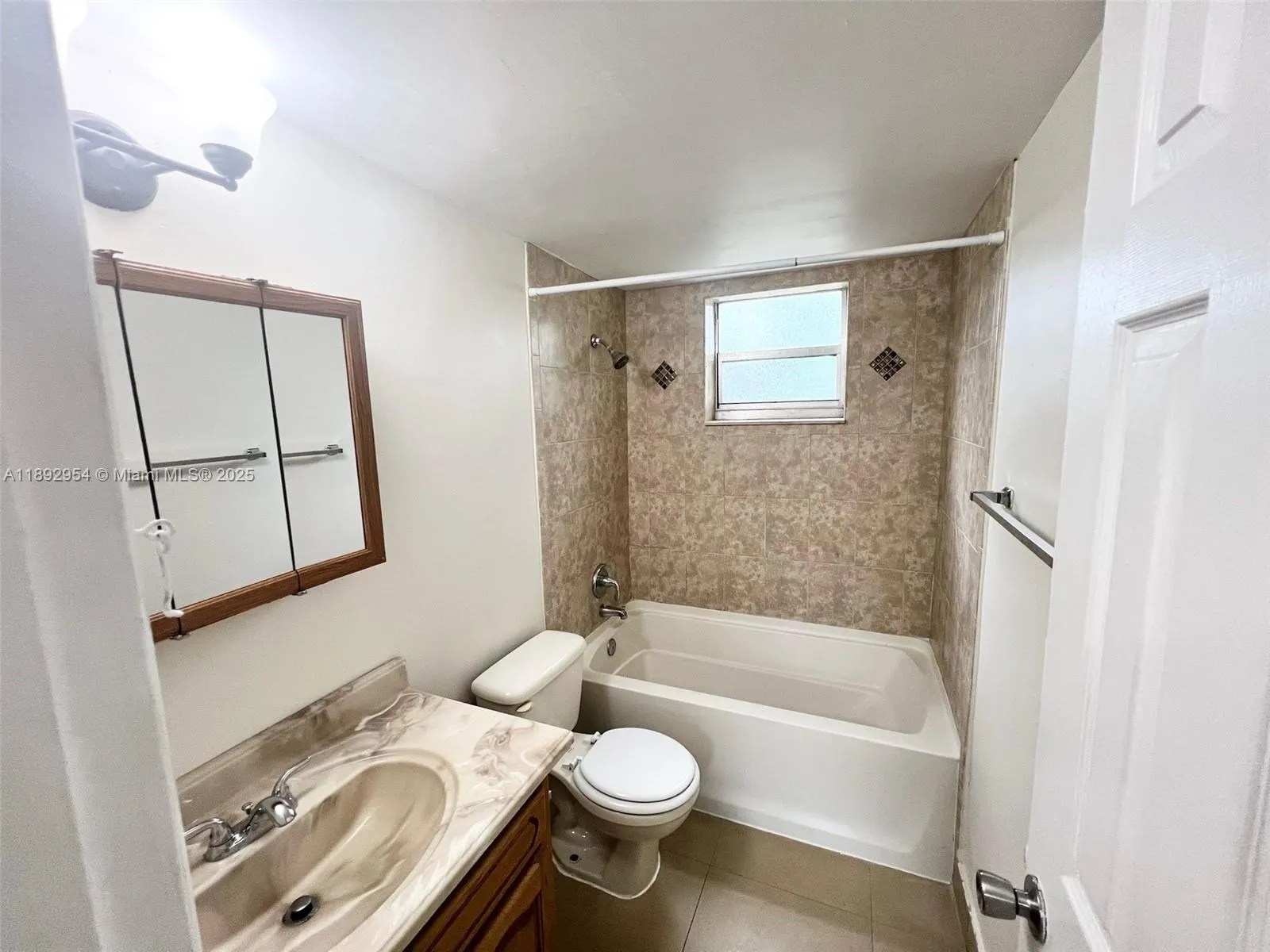 116 NE 9th St, #3