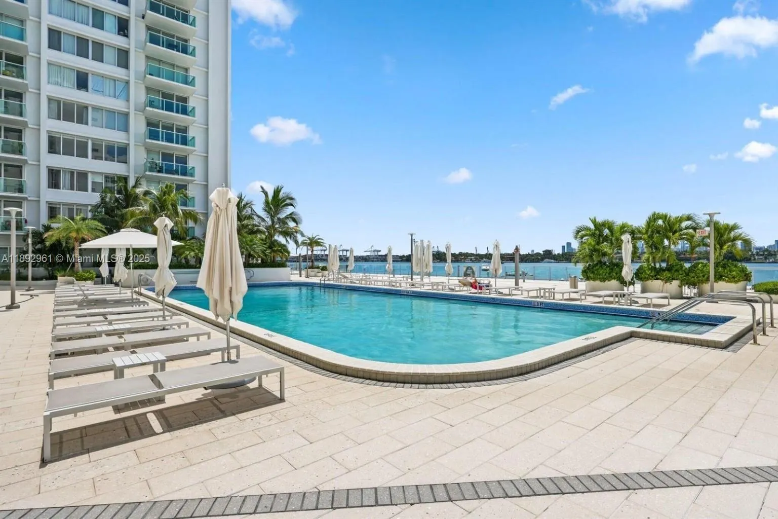 1035 West Ave, #707