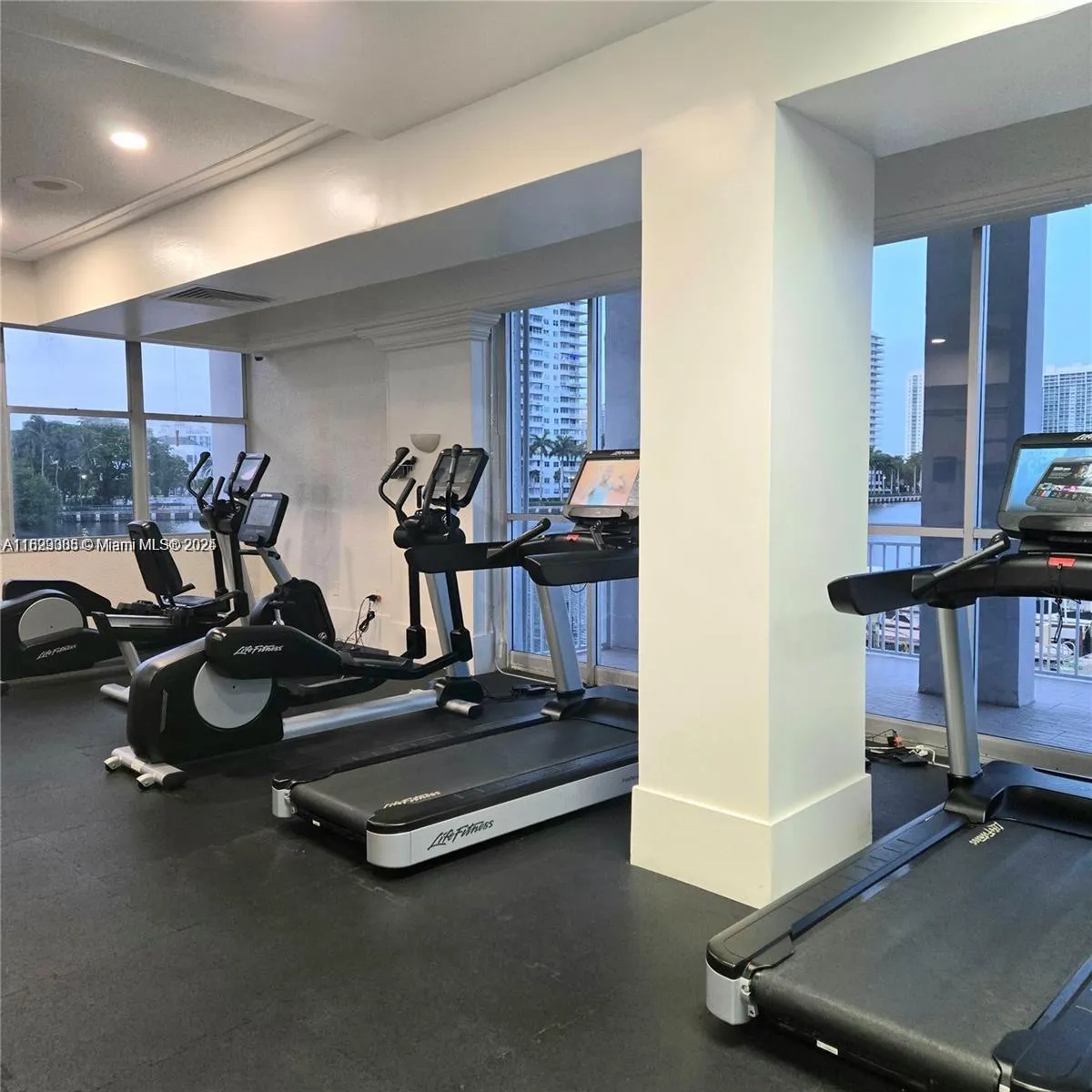 18071 Biscayne Blvd, #302