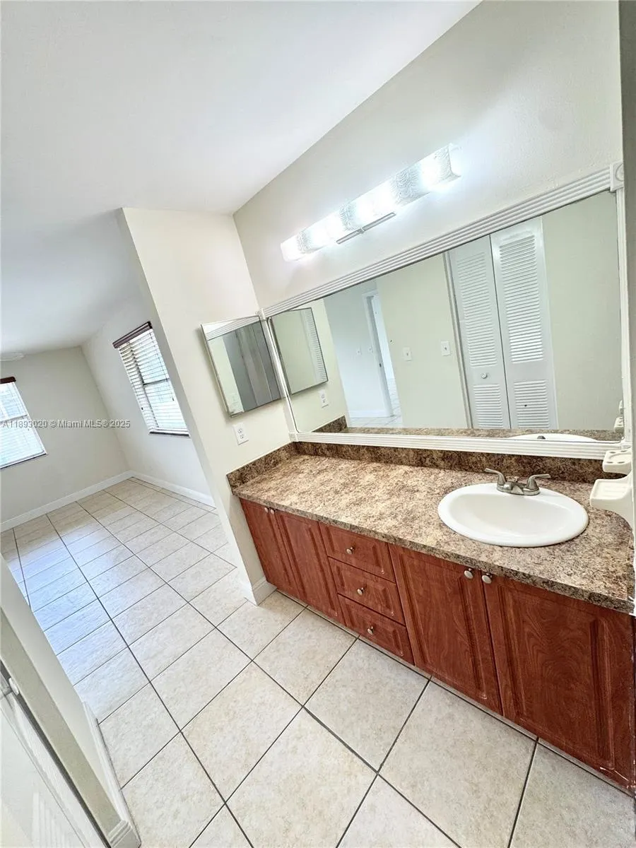 2800 Riverside Dr, #201-1