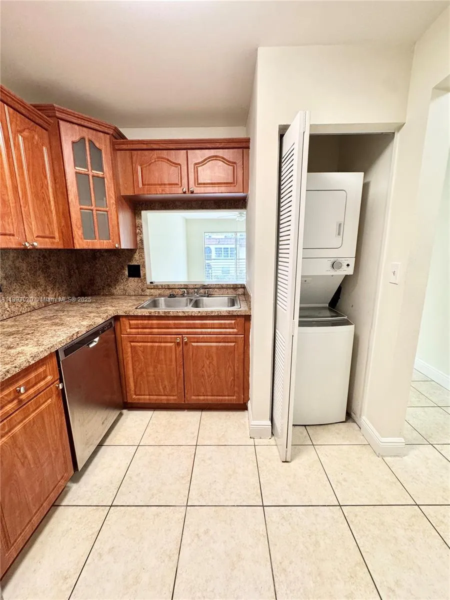 2800 Riverside Dr, #201-1