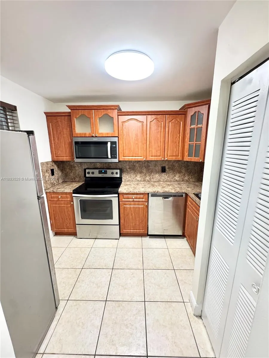 2800 Riverside Dr, #201-1
