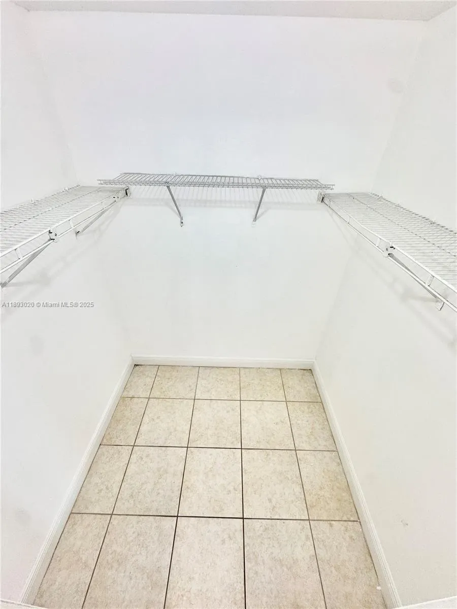 2800 Riverside Dr, #201-1