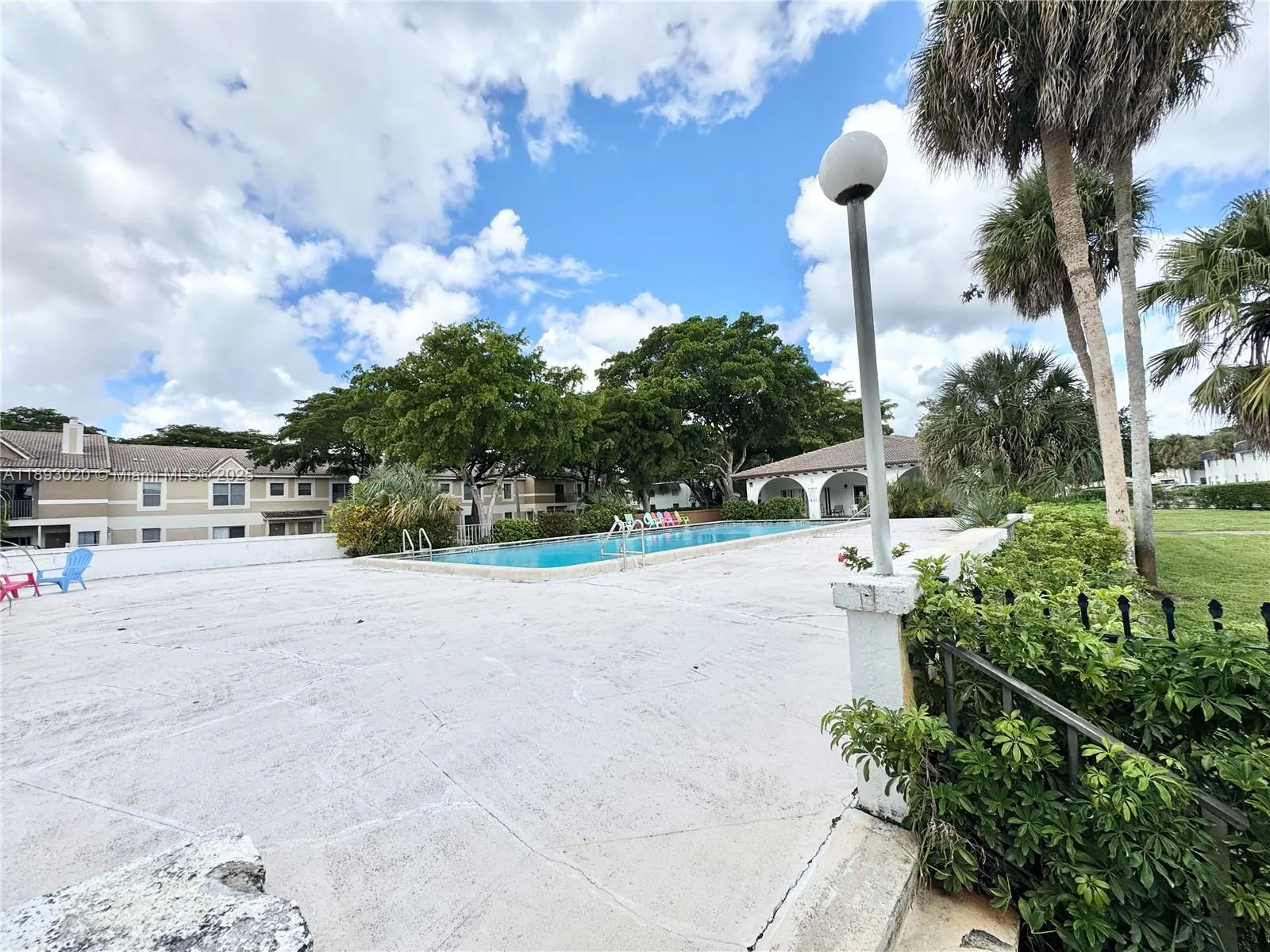 2800 Riverside Dr, #201-1