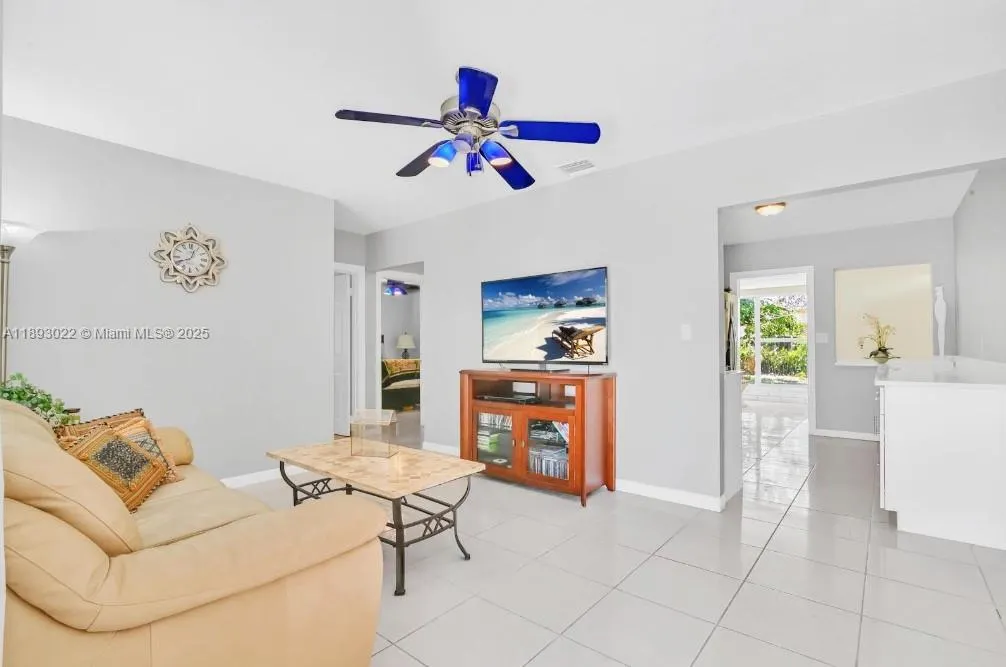 822 Avenida Hermosa