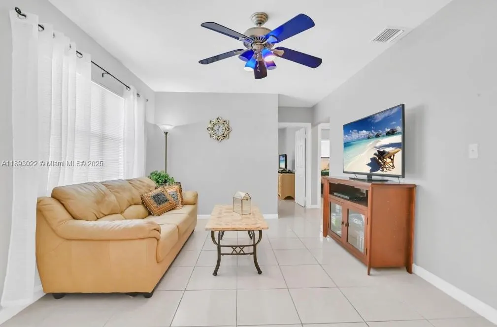 822 Avenida Hermosa
