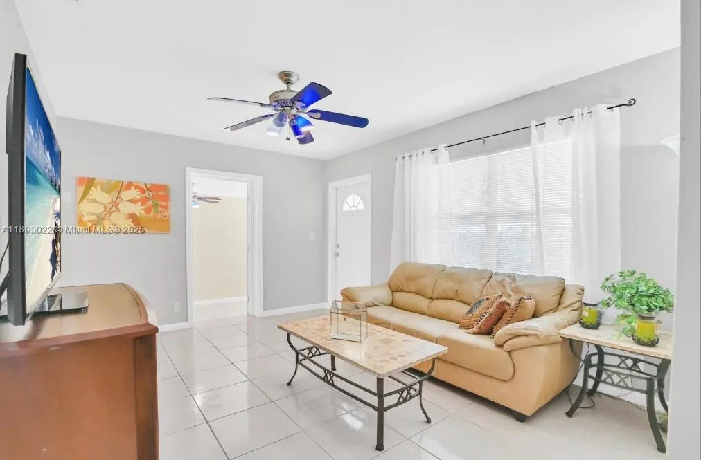 822 Avenida Hermosa