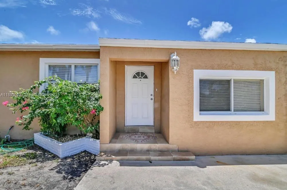 822 Avenida Hermosa