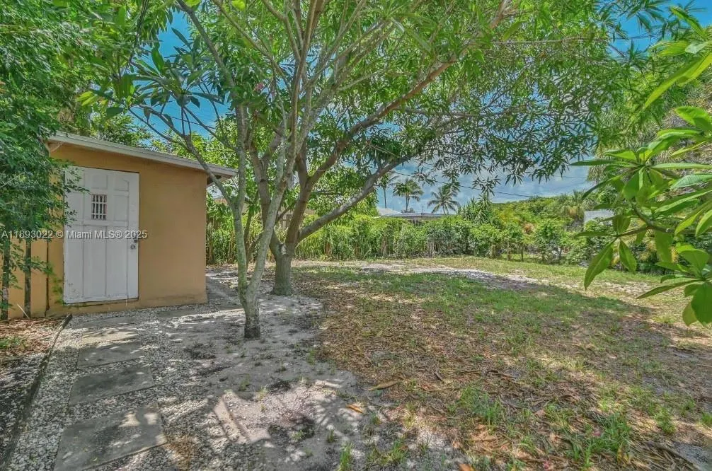 822 Avenida Hermosa