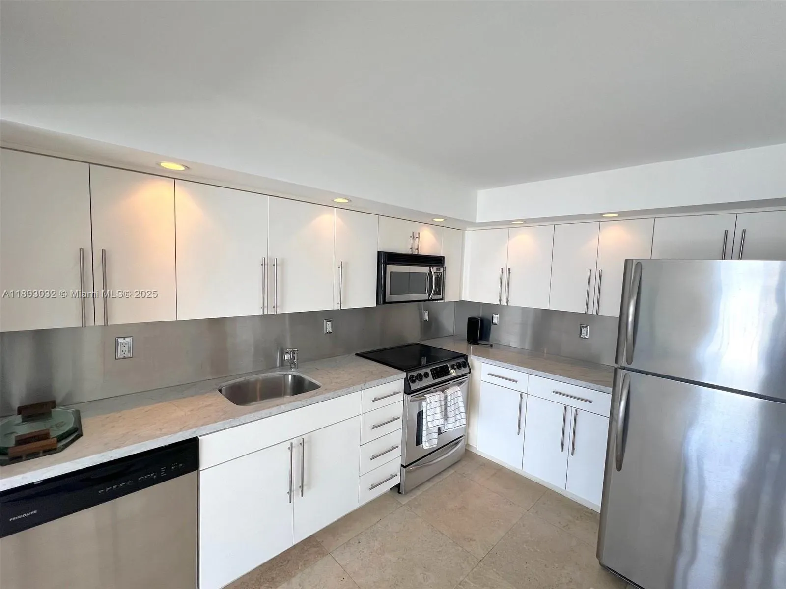 1800 Collins Ave, #12E