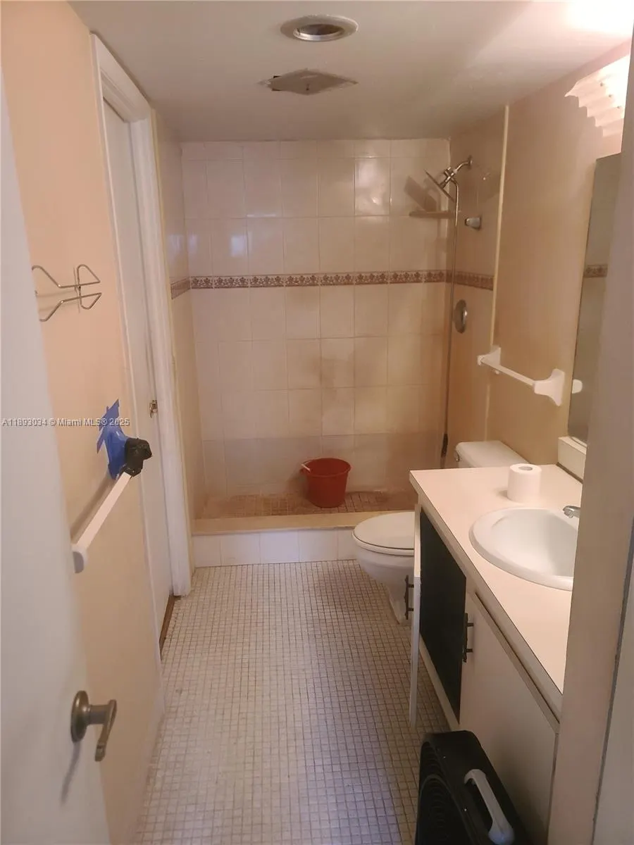 4166 Inverrary Dr, #203