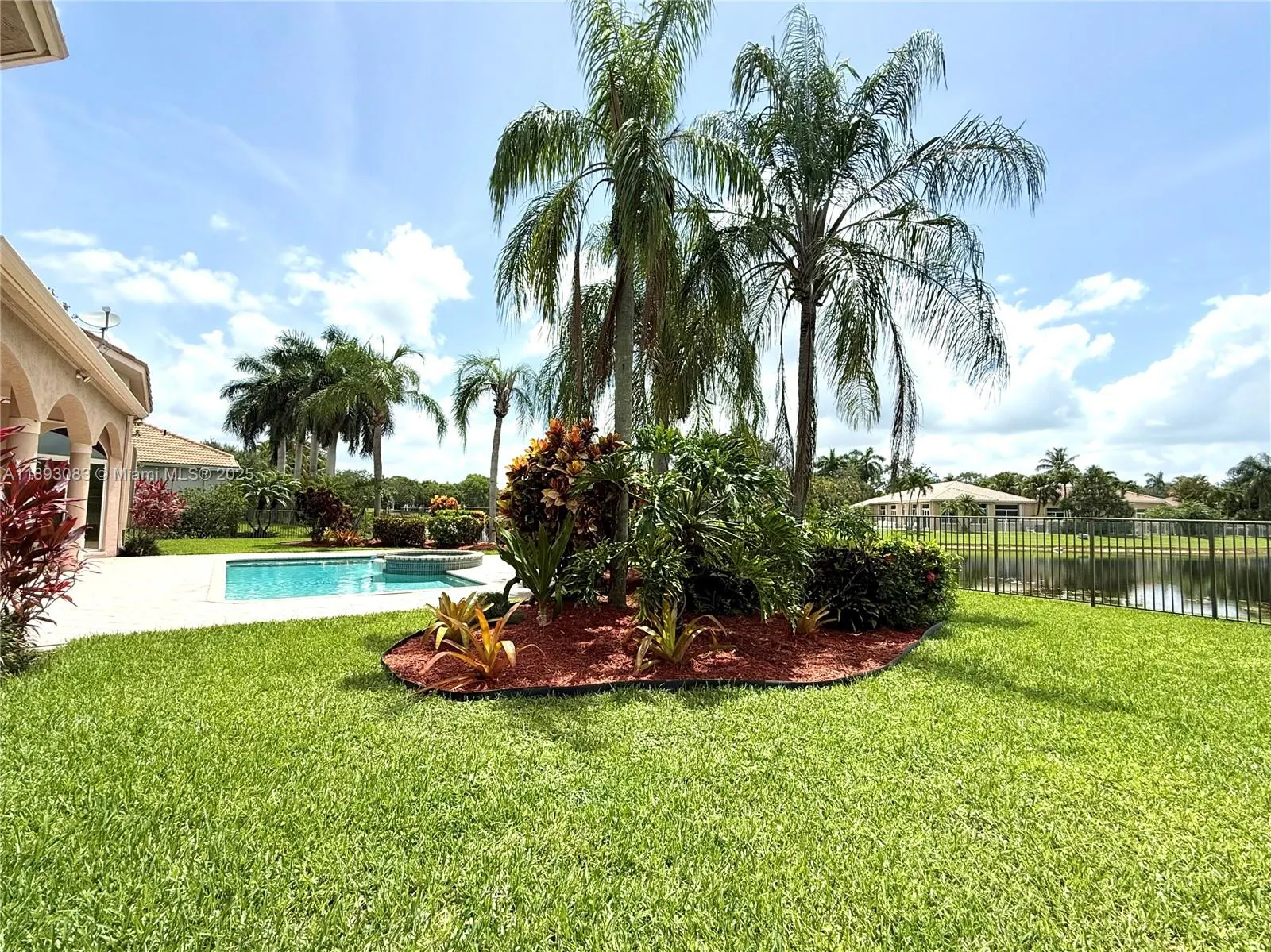 2547 Montclaire Cir
