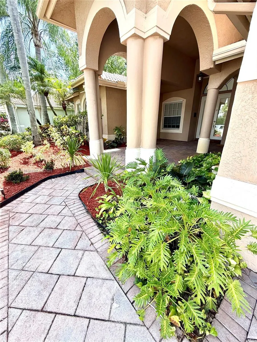 2547 Montclaire Cir