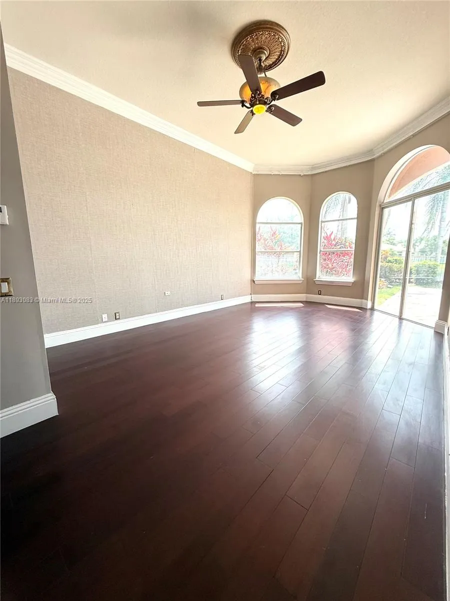 2547 Montclaire Cir