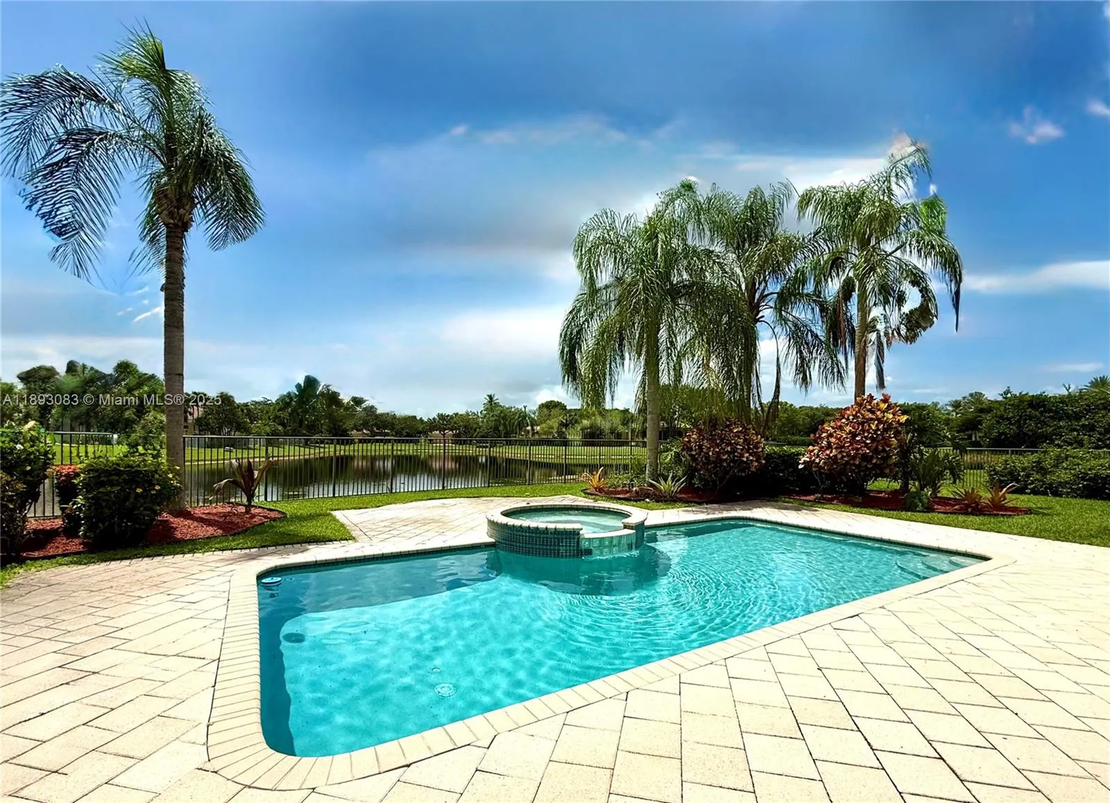 2547 Montclaire Cir
