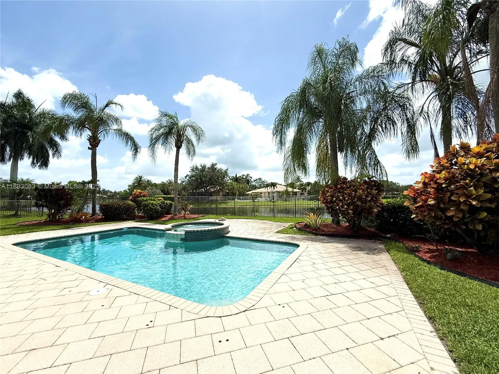 2547 Montclaire Cir