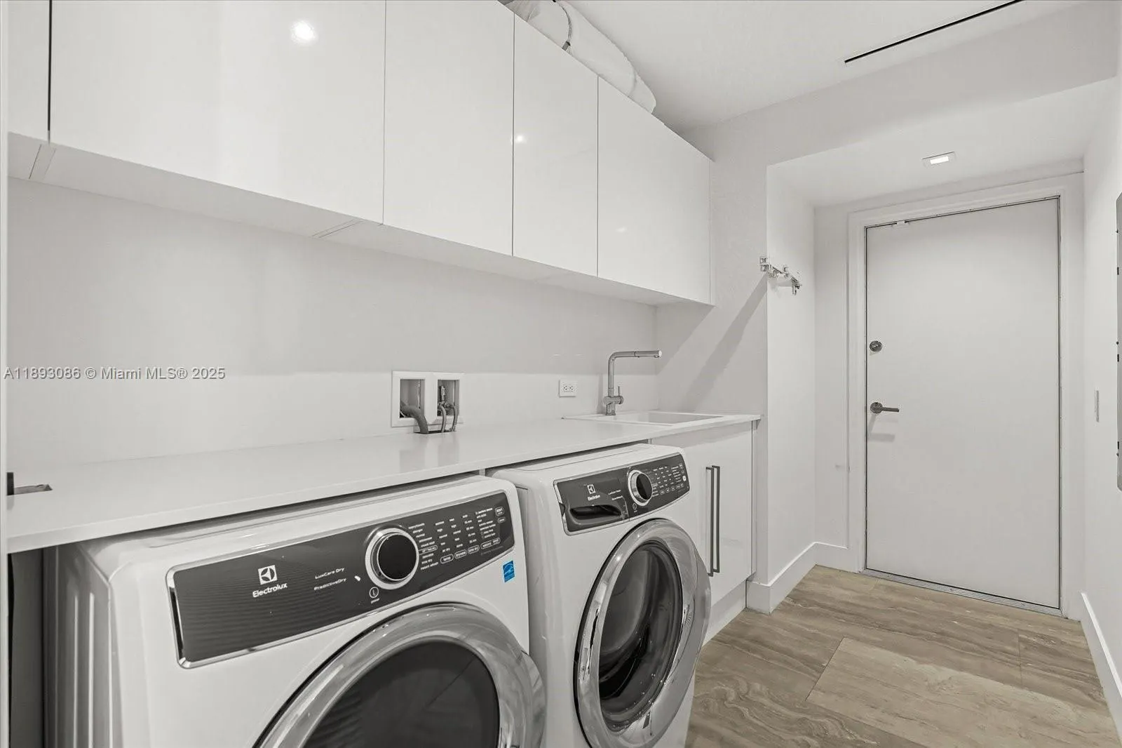 18501 Collins Ave, #1001