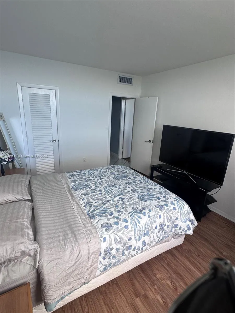 300 Bayview Dr, #1206