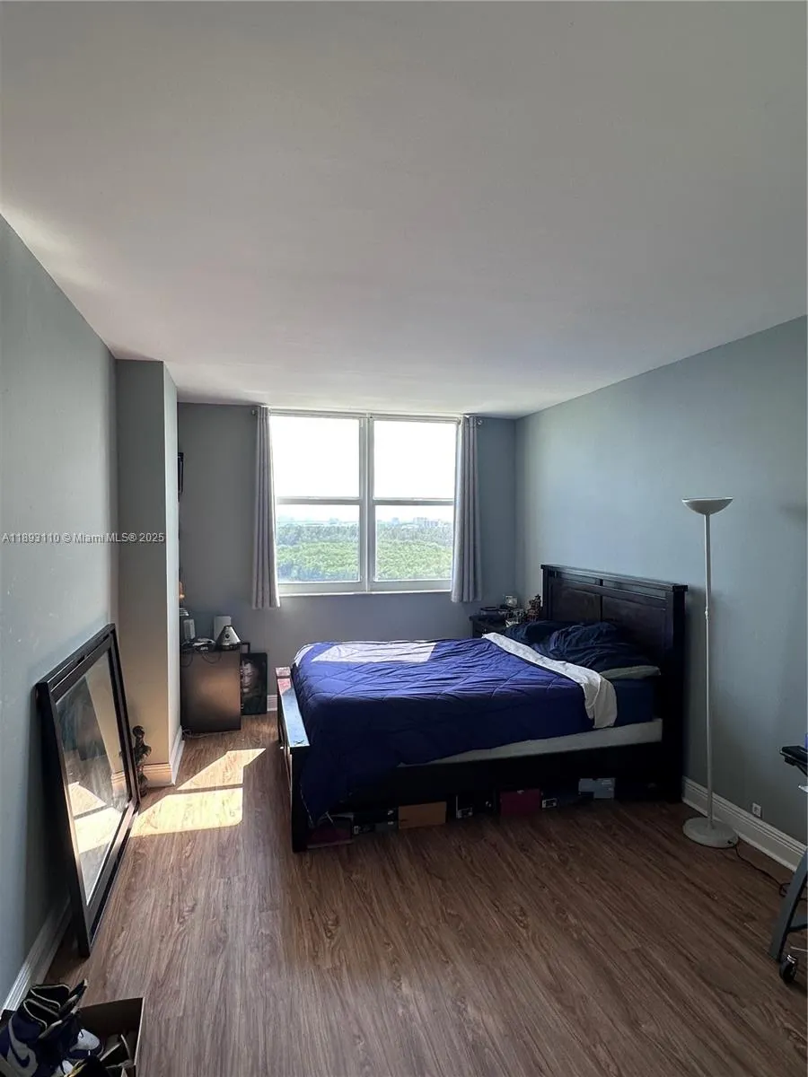 300 Bayview Dr, #1206