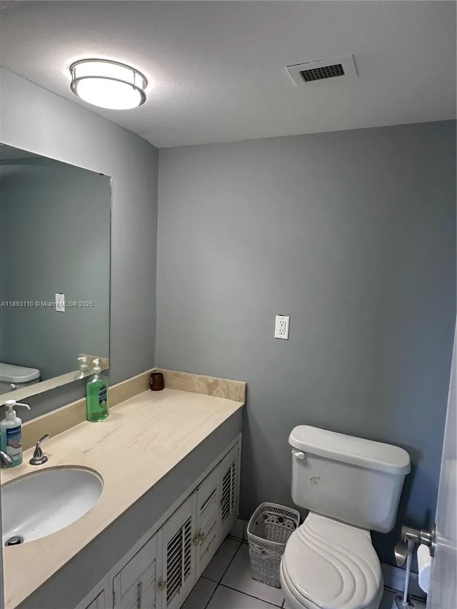 300 Bayview Dr, #1206