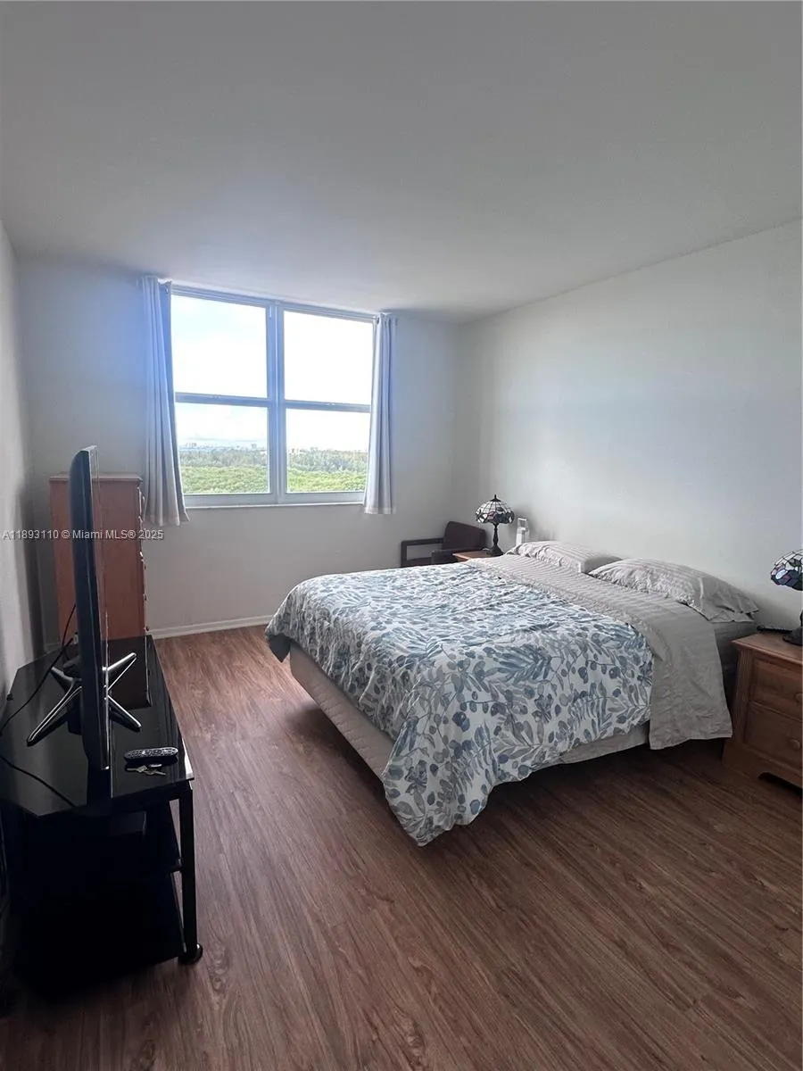 300 Bayview Dr, #1206