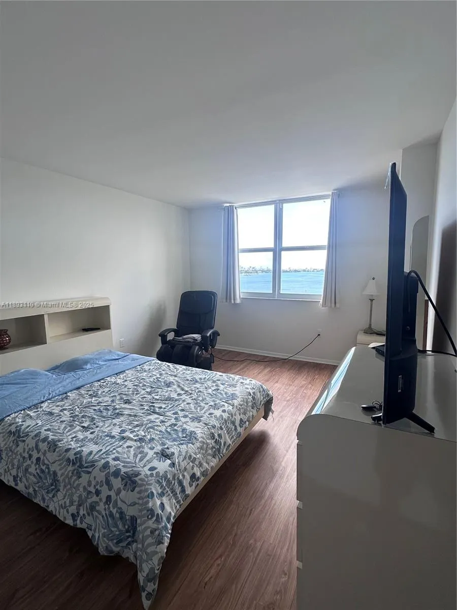 300 Bayview Dr, #1206