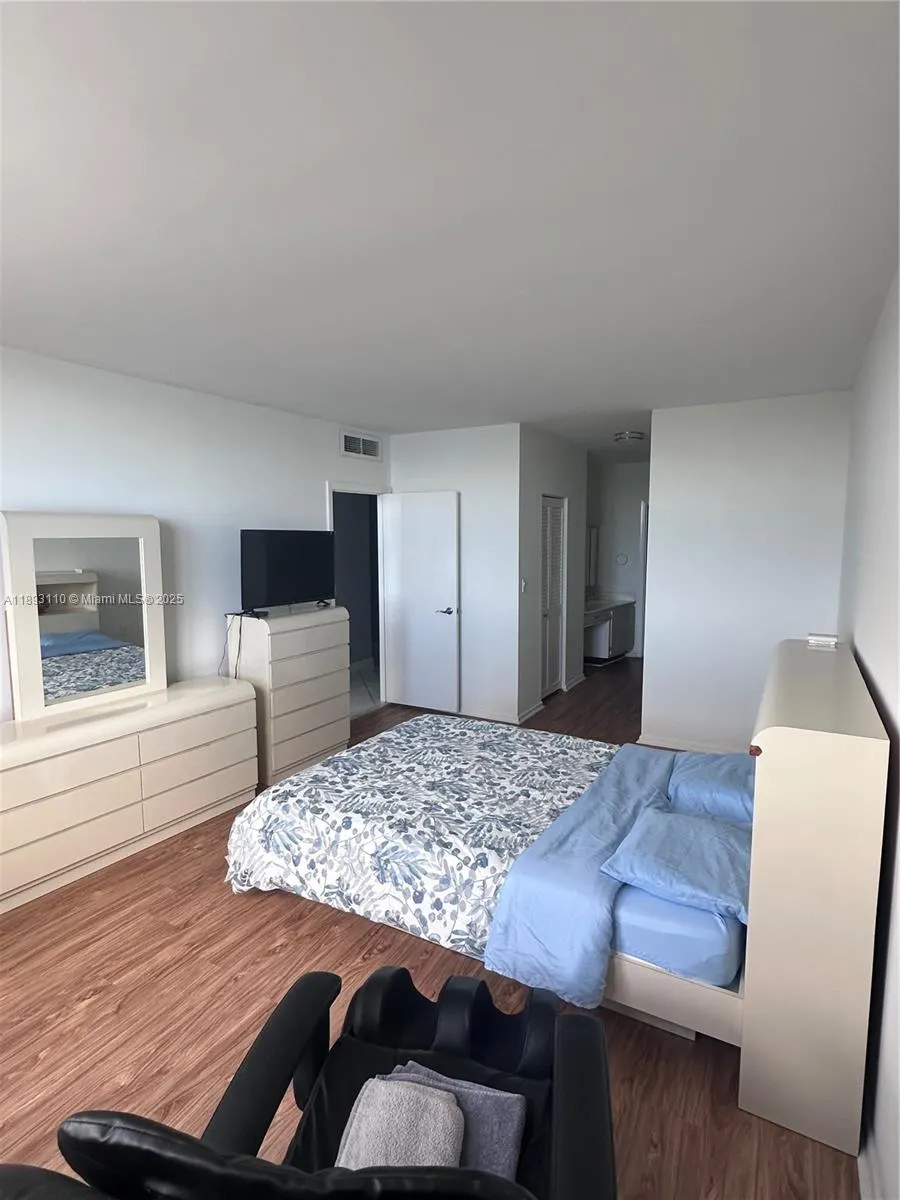 300 Bayview Dr, #1206
