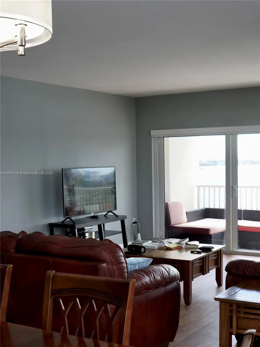 300 Bayview Dr, #1206
