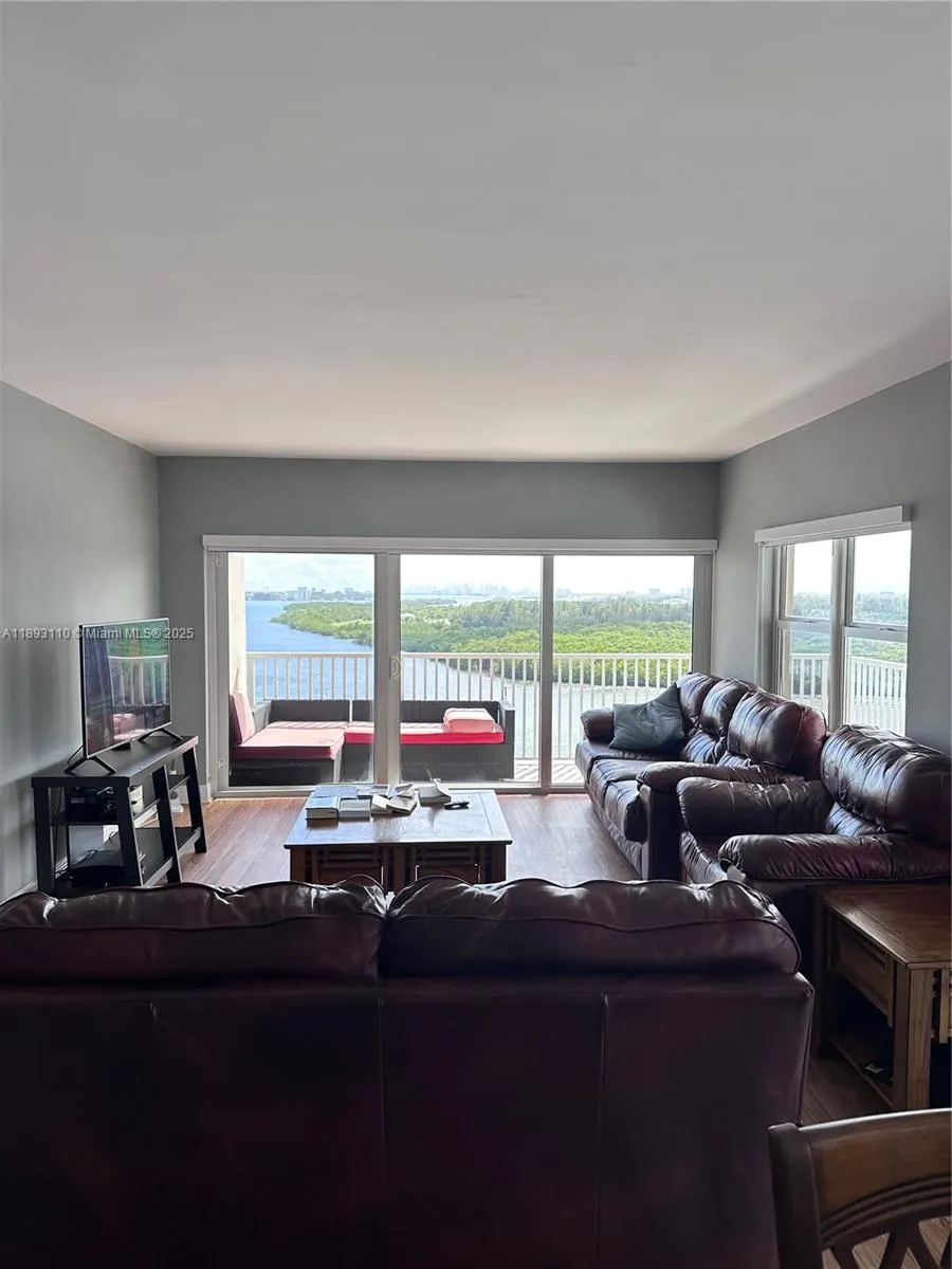 300 Bayview Dr, #1206