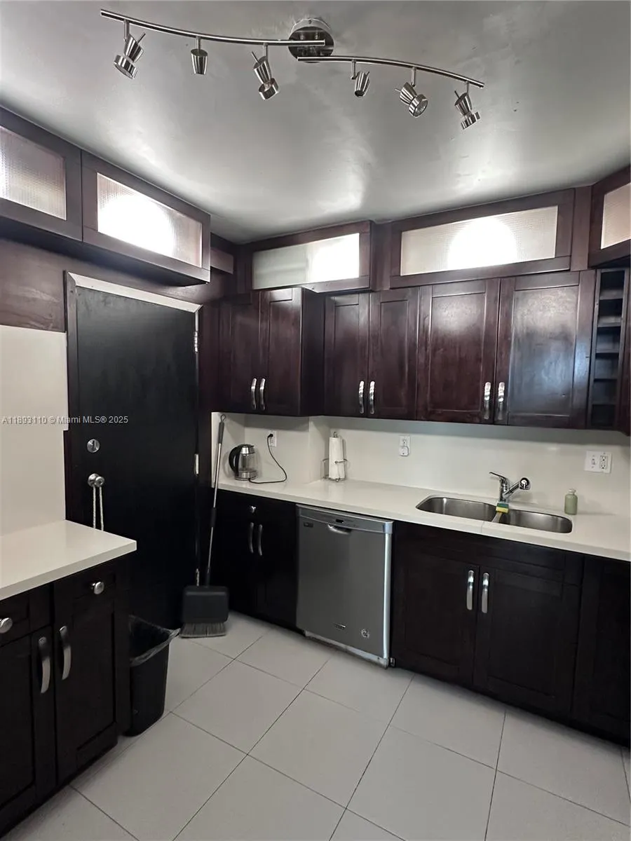 300 Bayview Dr, #1206