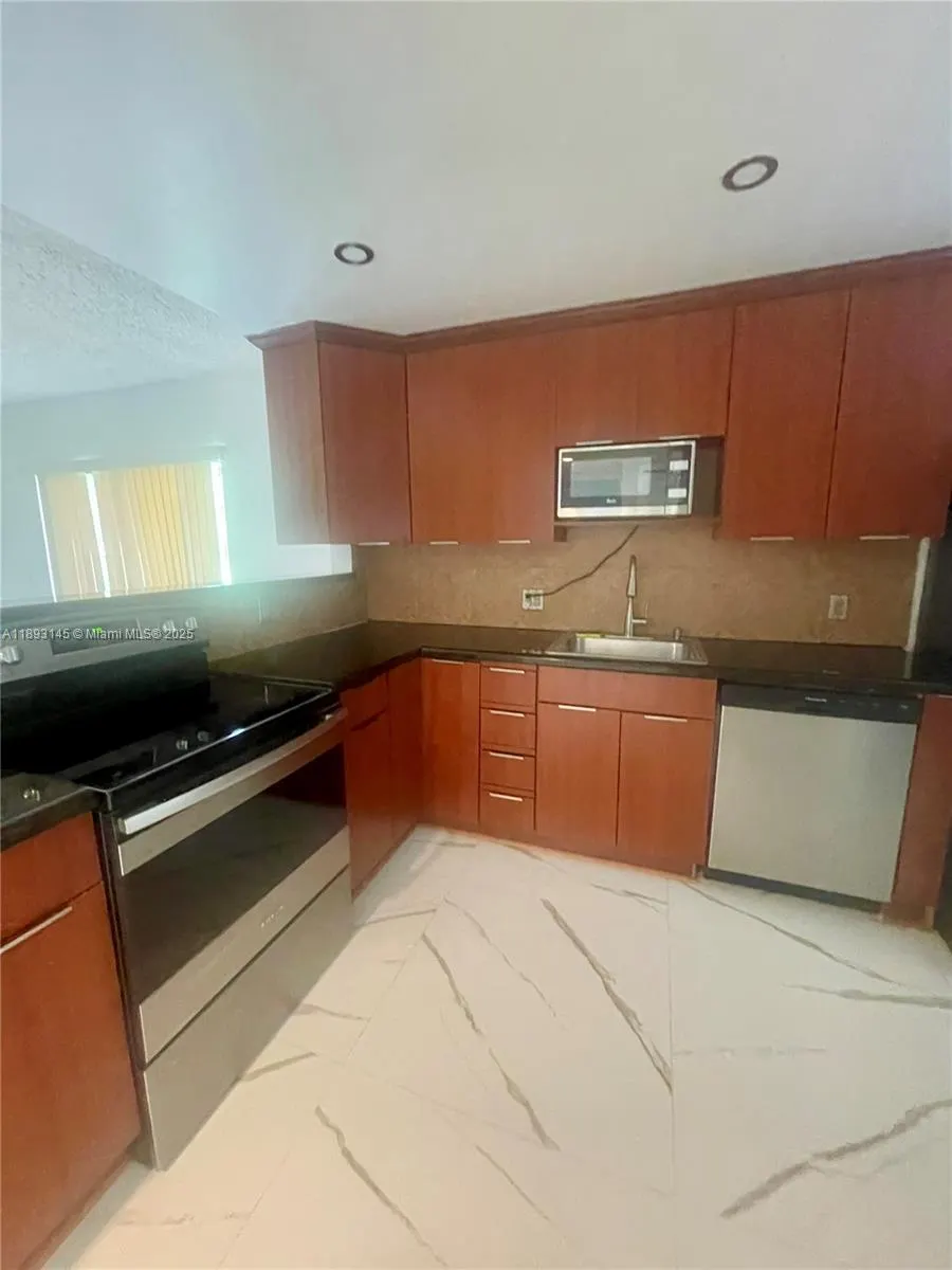 403 Lakeview Dr, #106