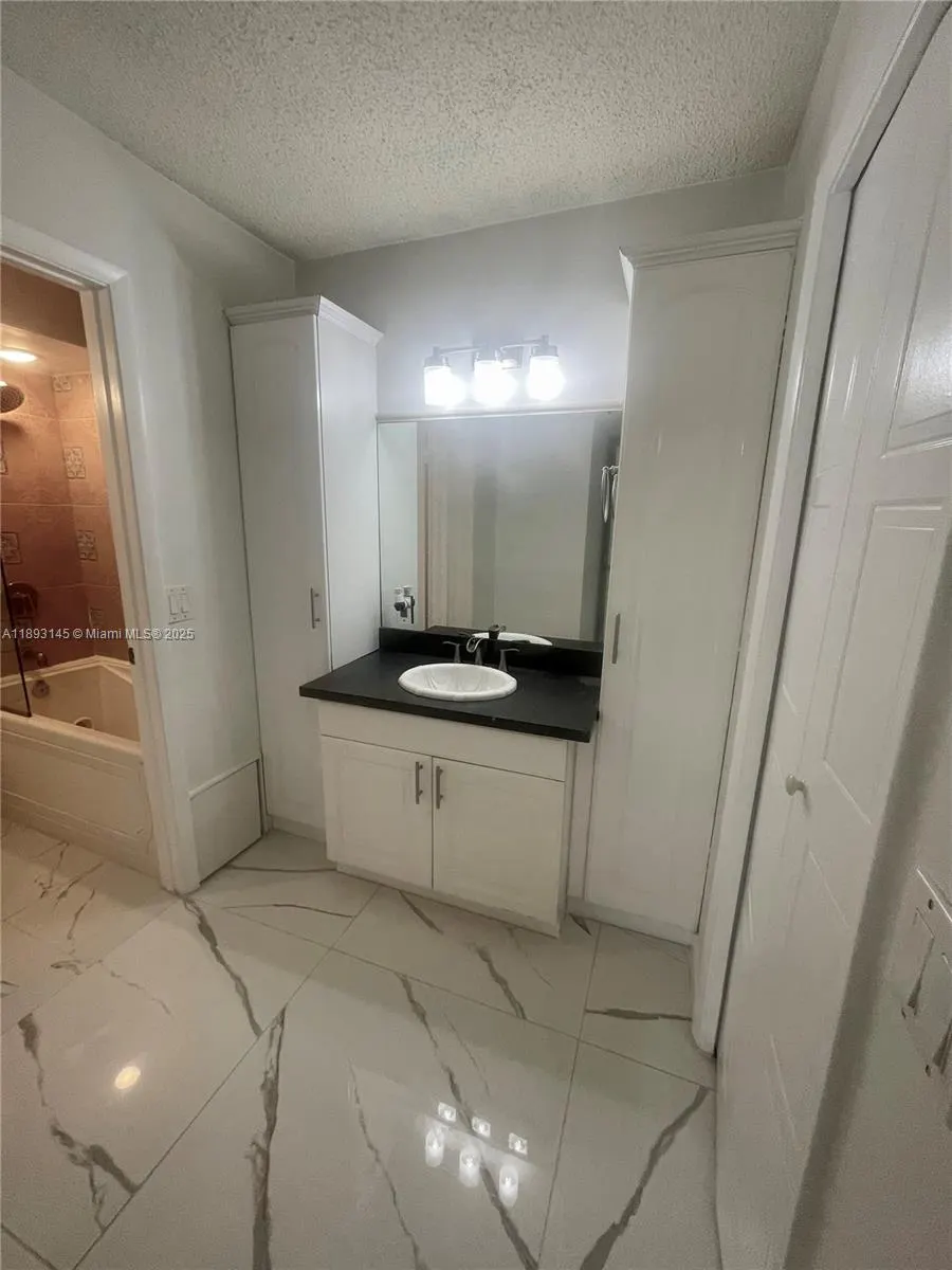 403 Lakeview Dr, #106
