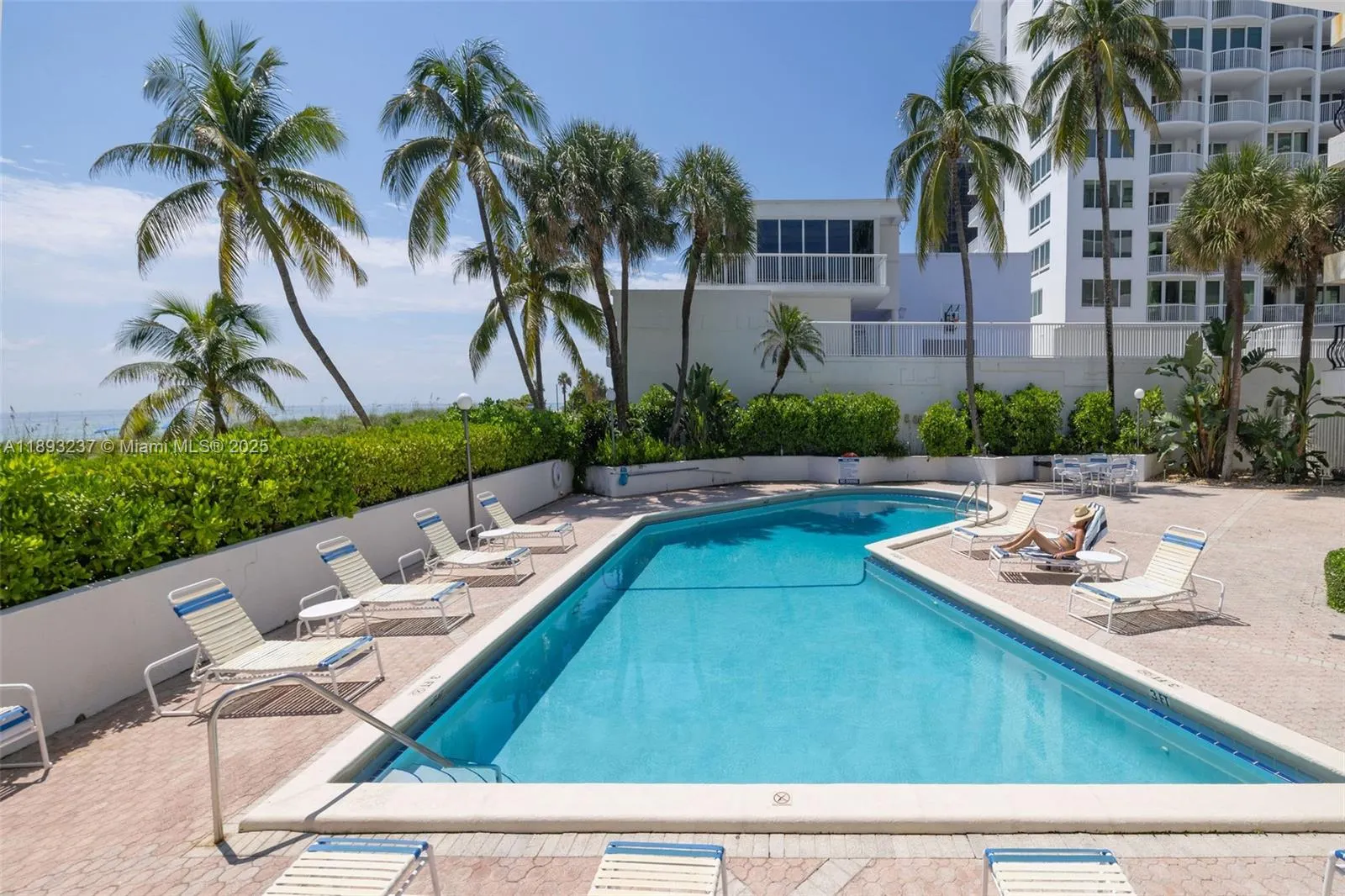 5415 Collins Ave, #304