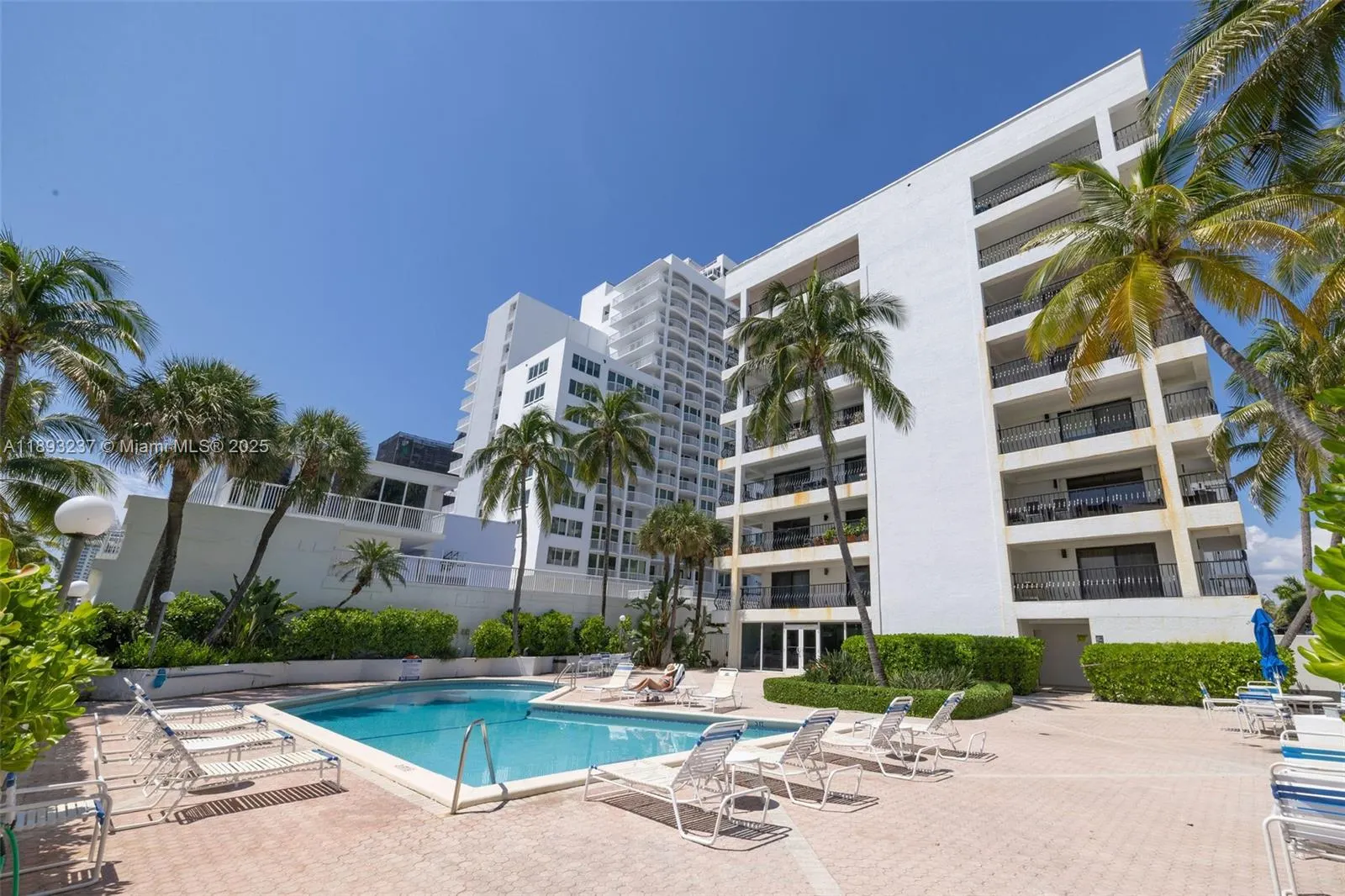 5415 Collins Ave, #304