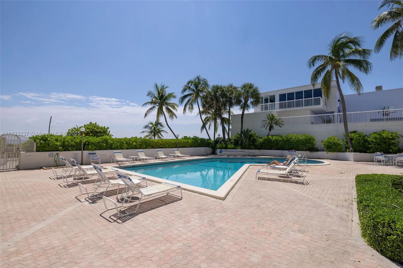 5415 Collins Ave, #304