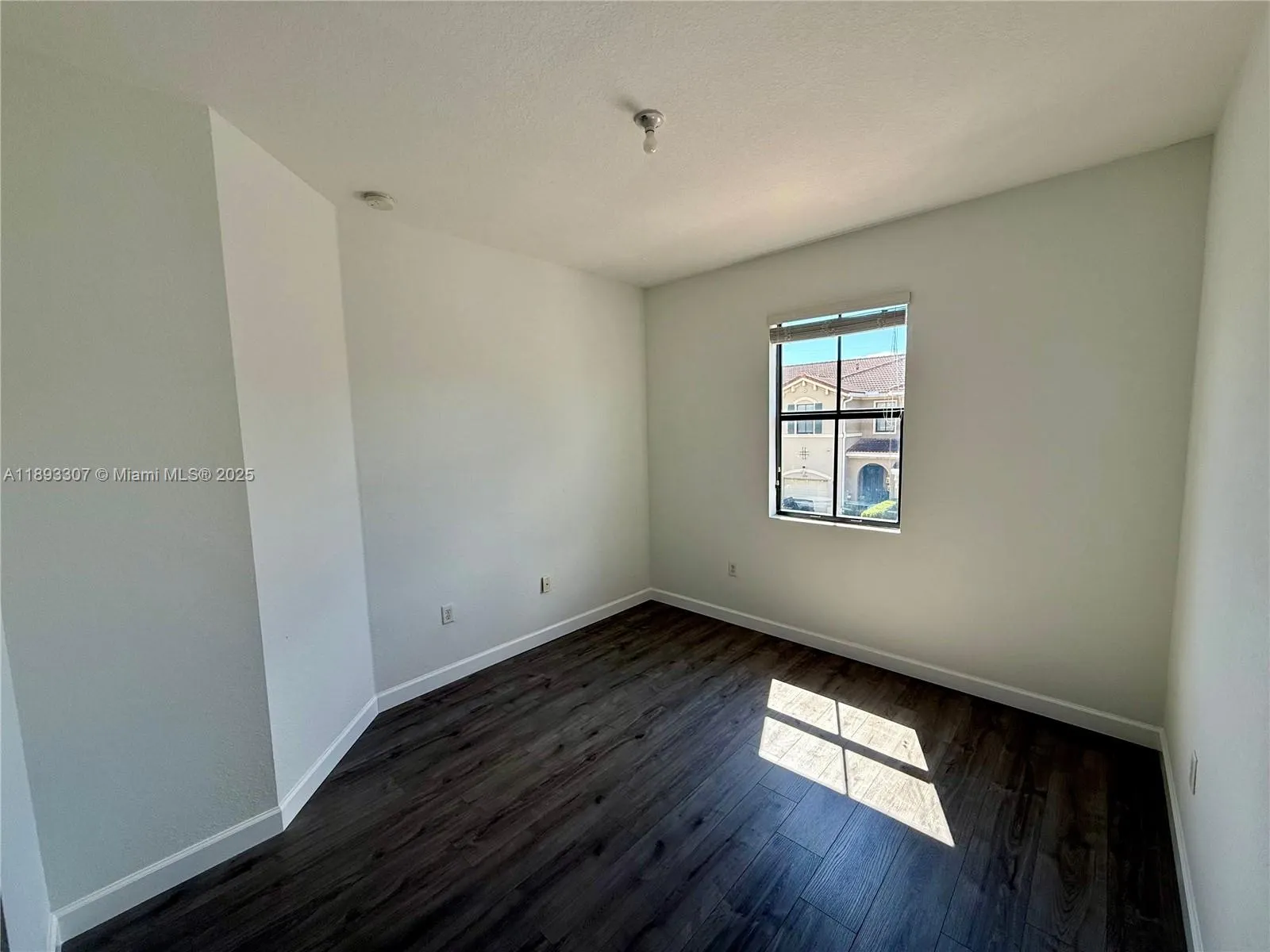 1075 NW 33rd Mnr