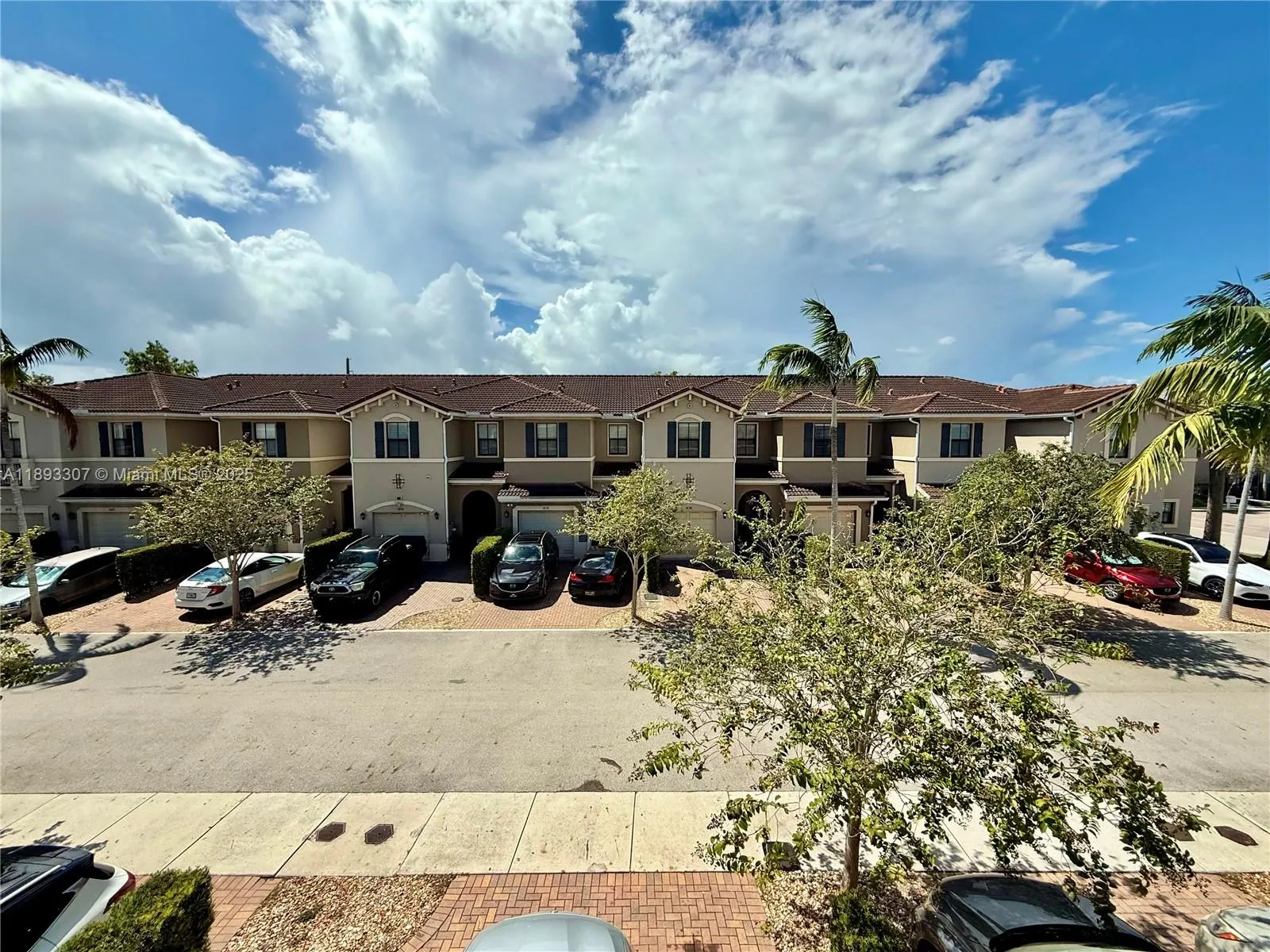 1075 NW 33rd Mnr