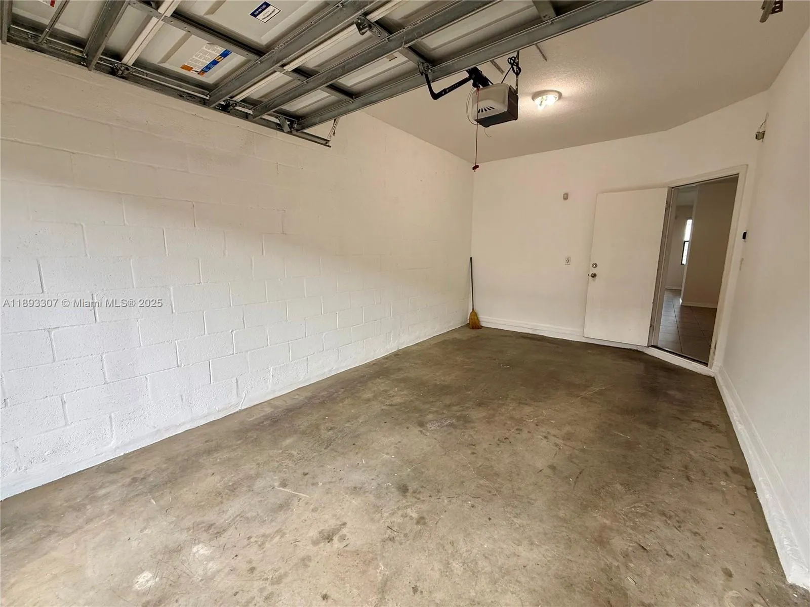 1075 NW 33rd Mnr