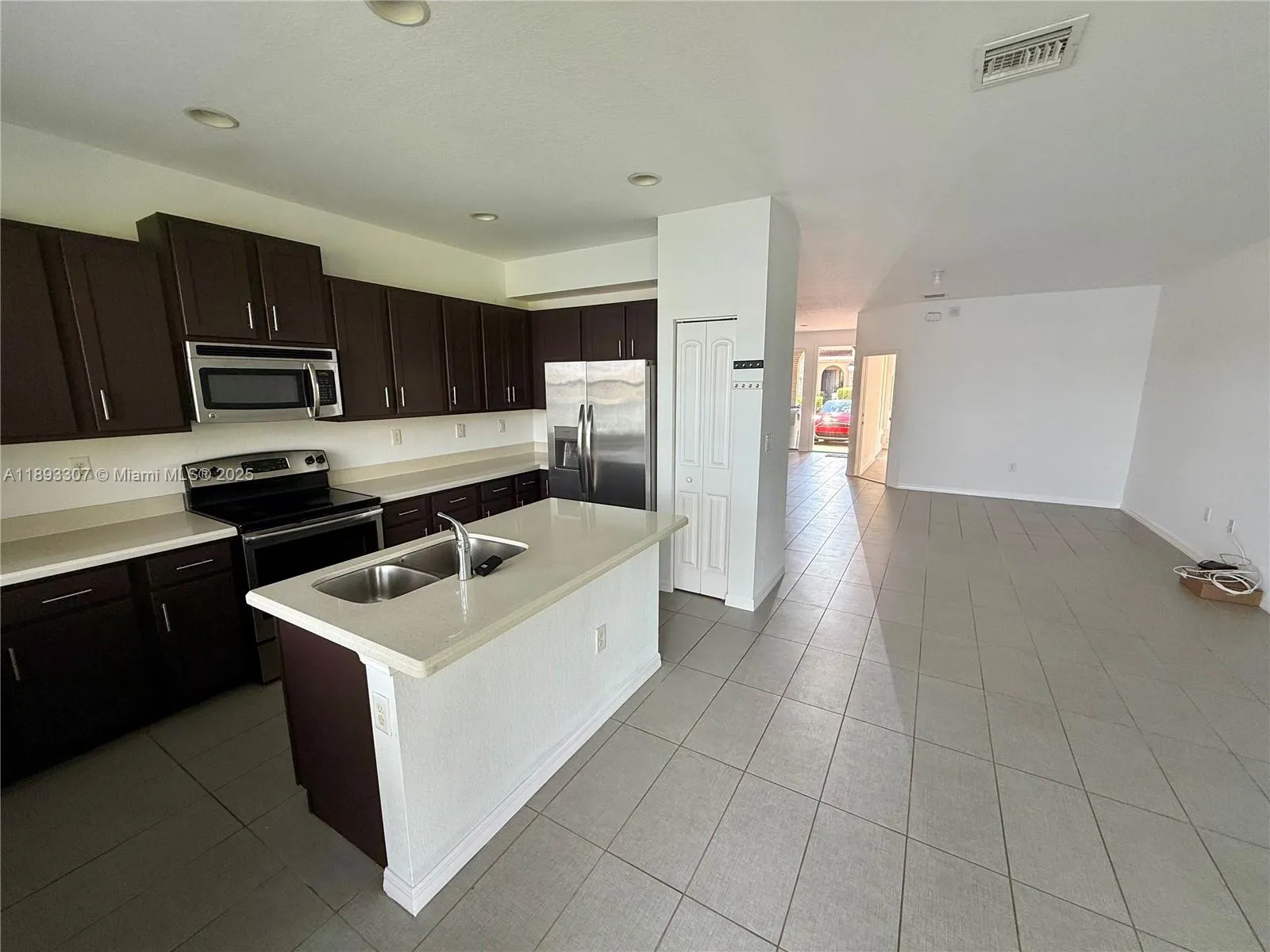 1075 NW 33rd Mnr