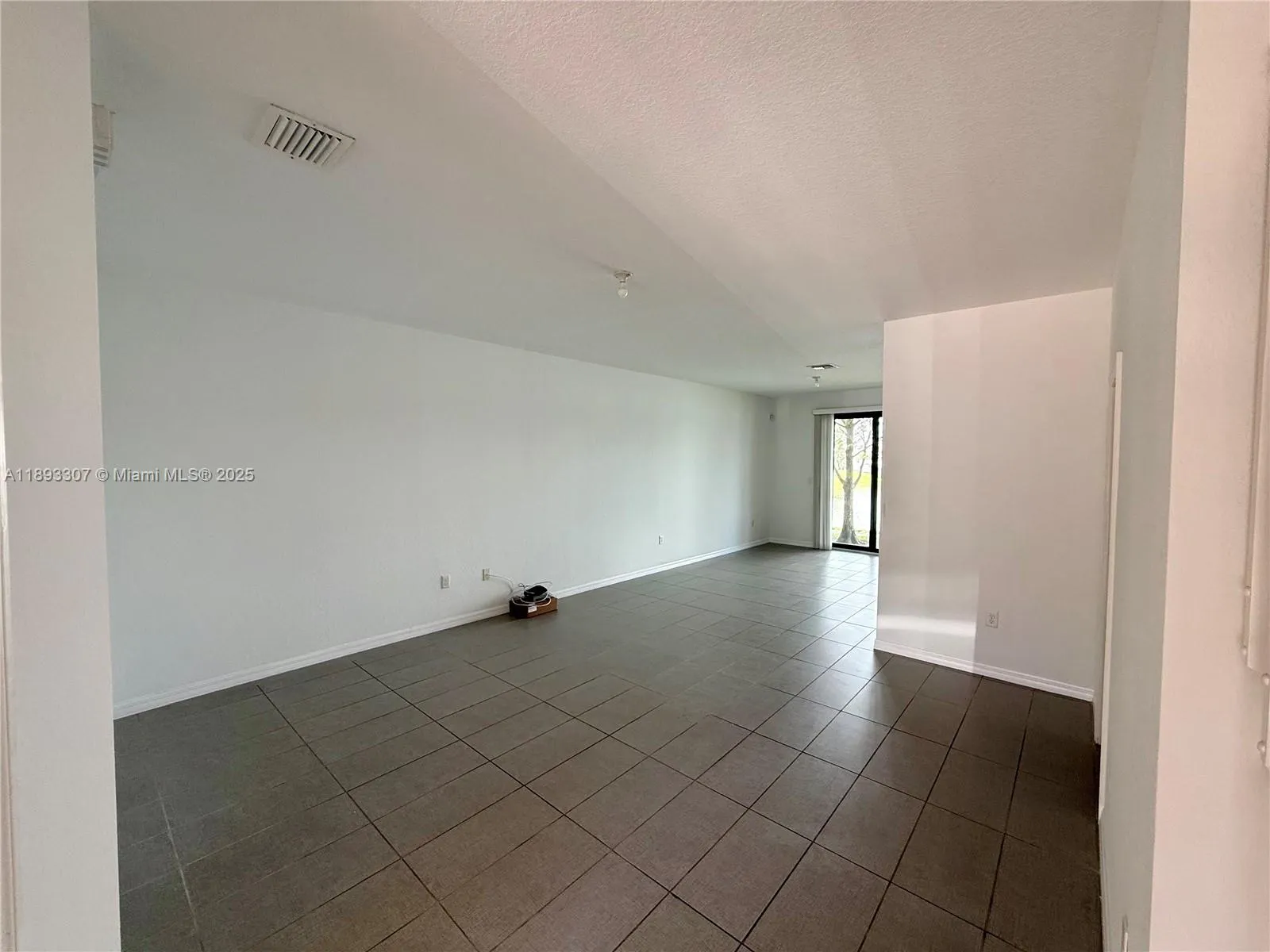 1075 NW 33rd Mnr