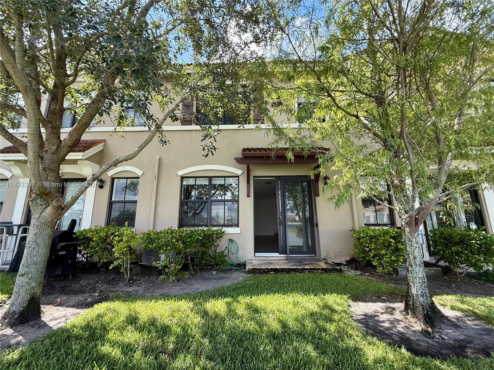1075 NW 33rd Mnr